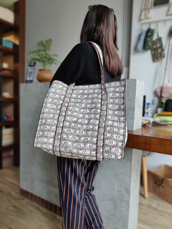 Tree eye tote bag (brown)